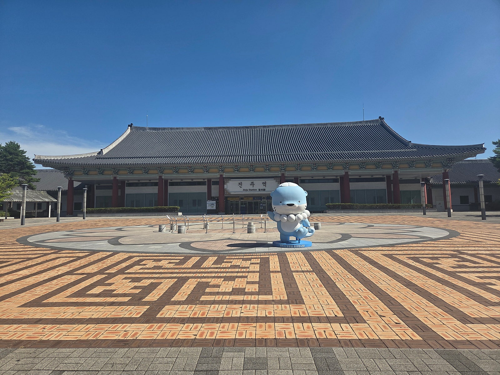 "접견 가는 길마저 소중한 하루"... 진주교도소 향하는 가족들, 진주역에서 잠시 숨을 고르다